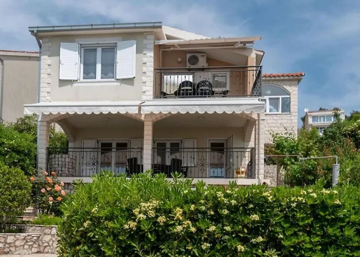 Daniela - Three Bedroom With Terrace Трогир