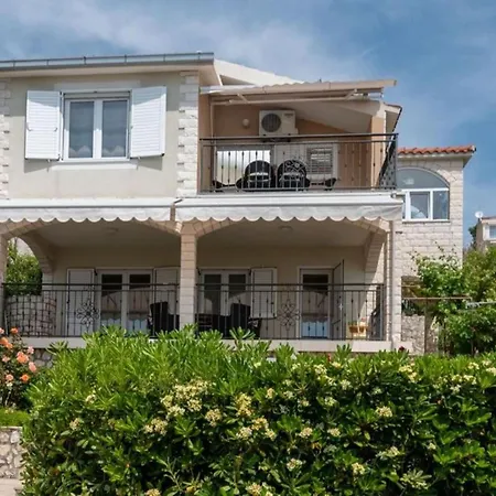 Daniela - Three Bedroom With Terrace تروغير