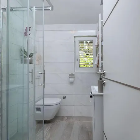 Apartman Daniela - Three Bedroom With Terrace