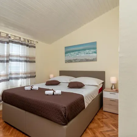 Apartman Daniela - Three Bedroom With Terrace *